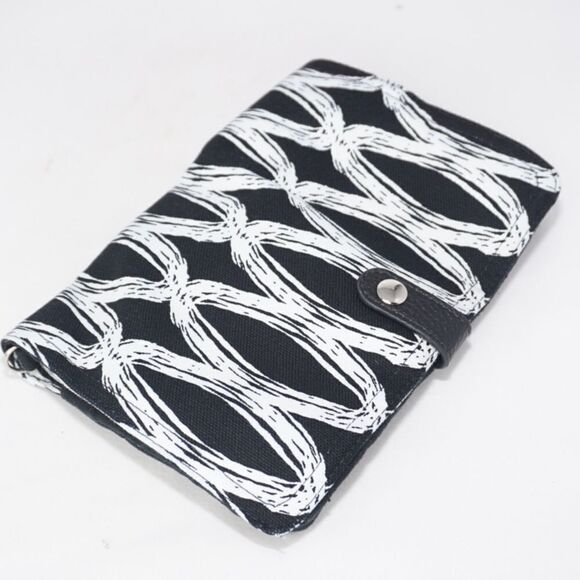 Thirty-one *BOGO FREE Sale* Black & White Patterned Wristlet - Picture 2 of 7